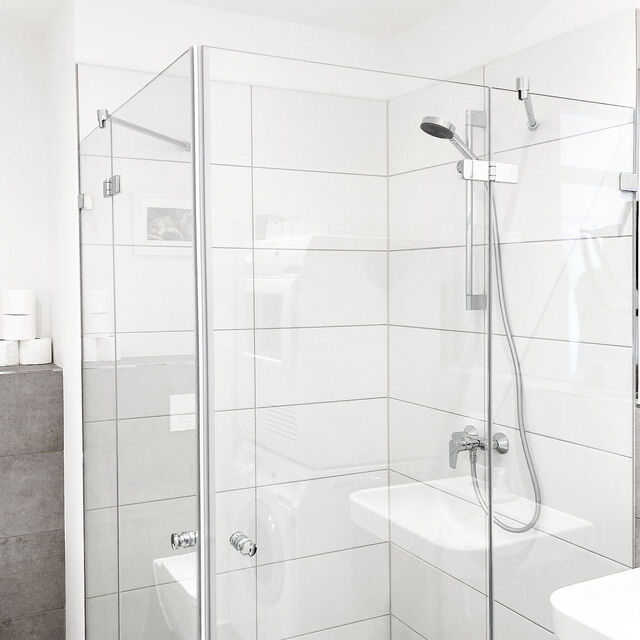 Barrier-free walk-in shower with glass enclosure in furnished premium apartment Bamberg Carmelite Monastery