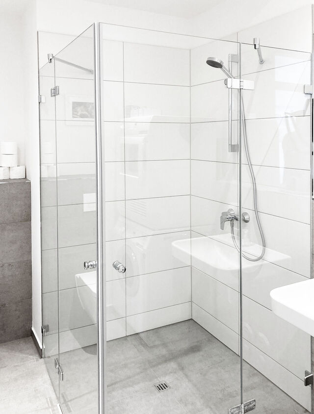 Barrier-free walk-in shower with glass enclosure in furnished premium apartment Bamberg Carmelite Monastery